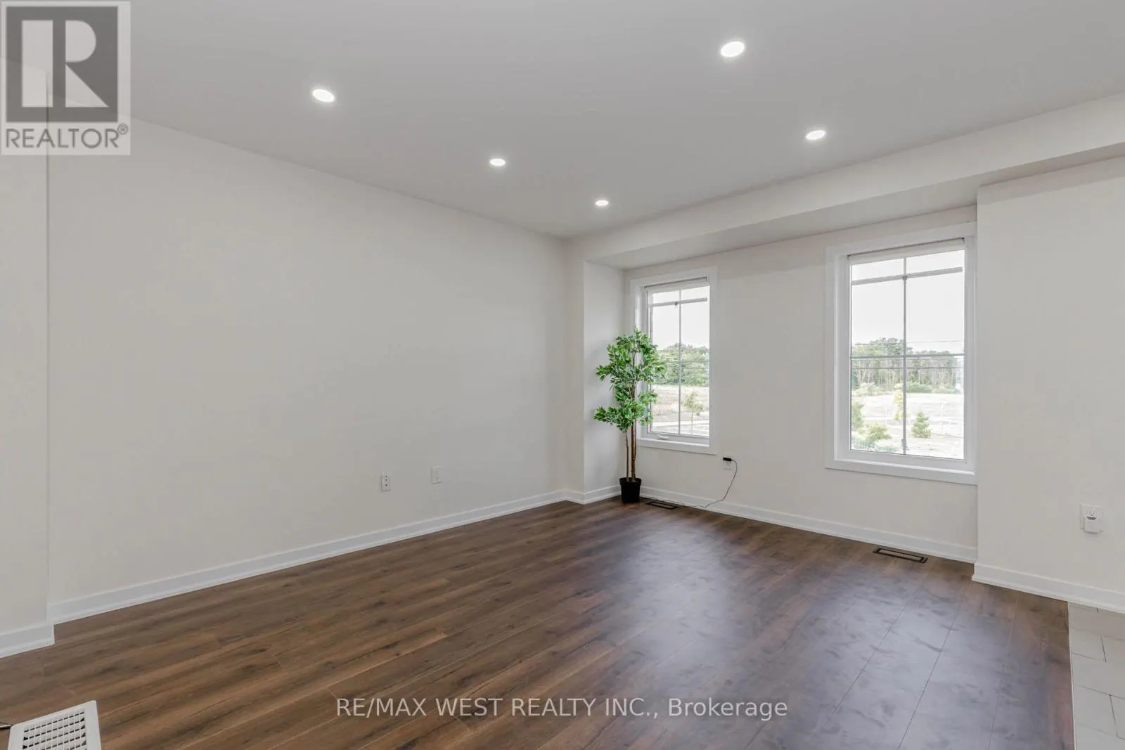 74 PAGEBROOK CRESCENT