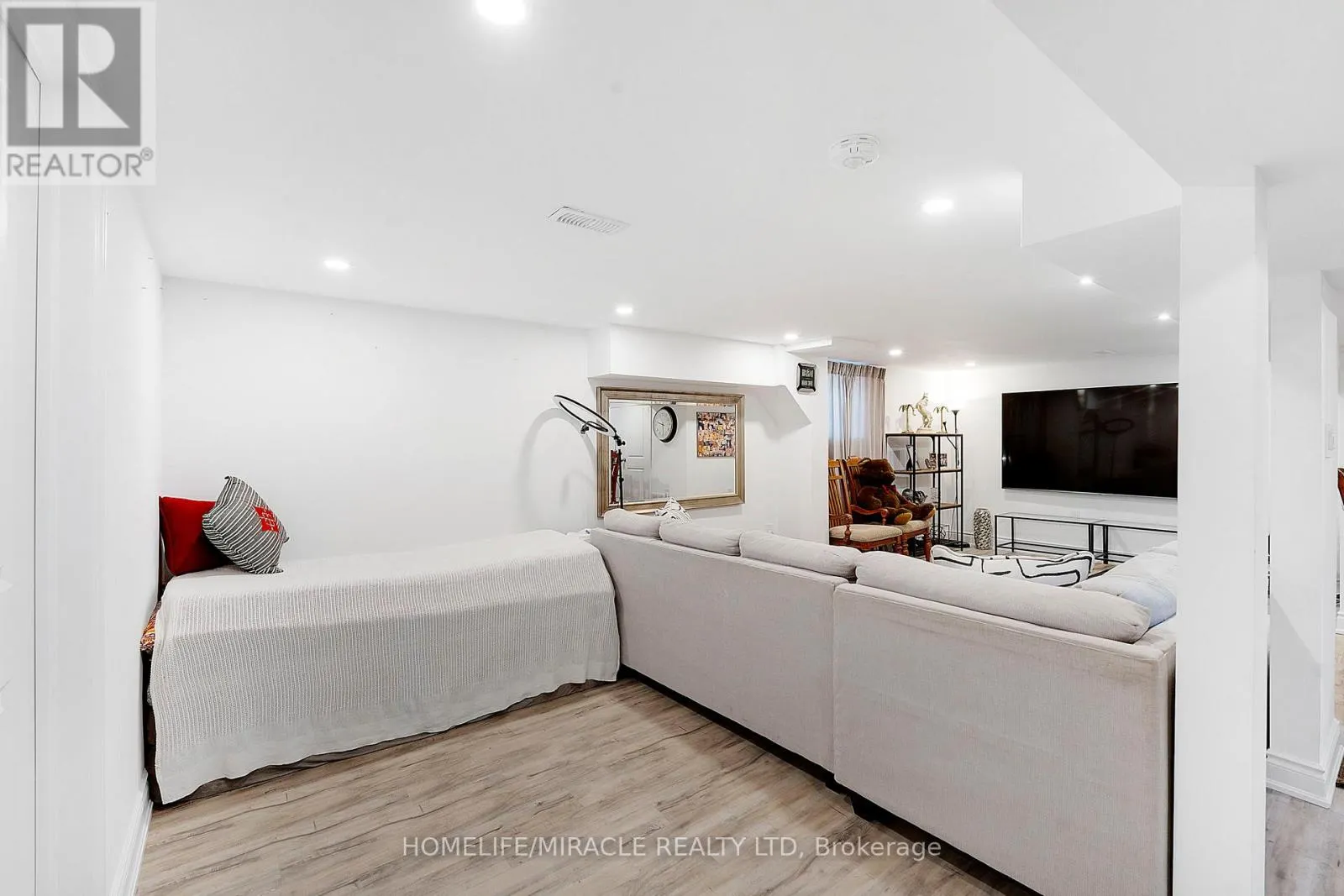 23 THORLEY DRIVE