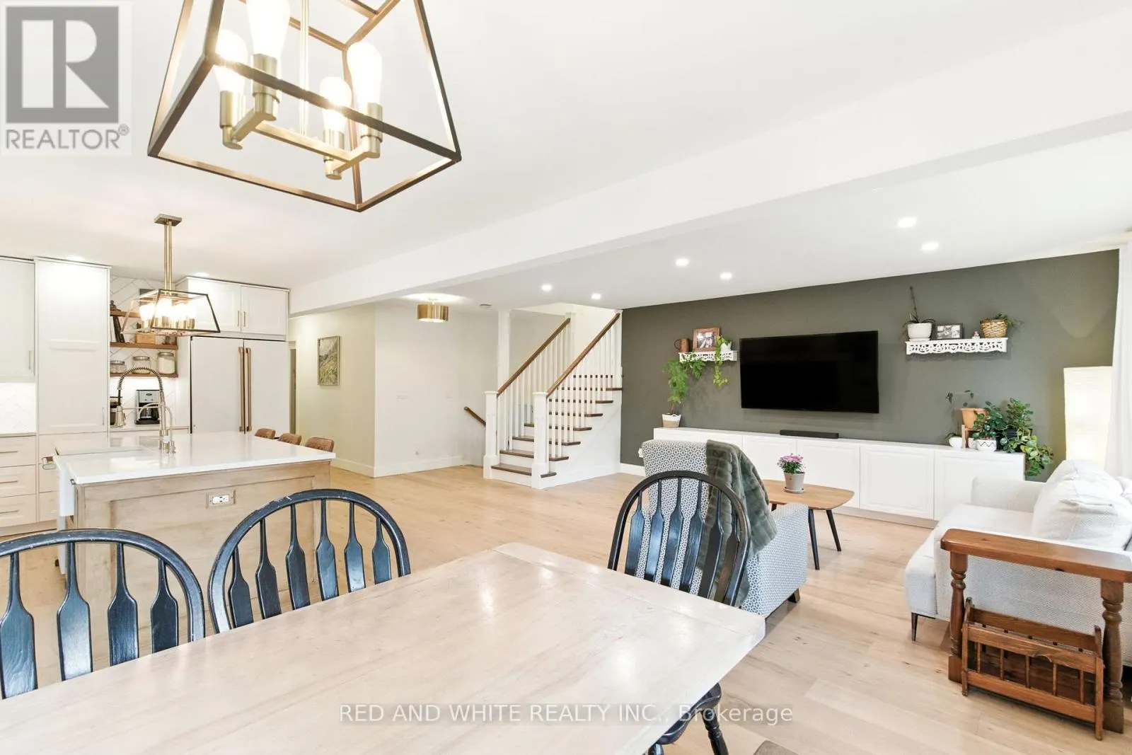 210 NORTHLAKE DRIVE