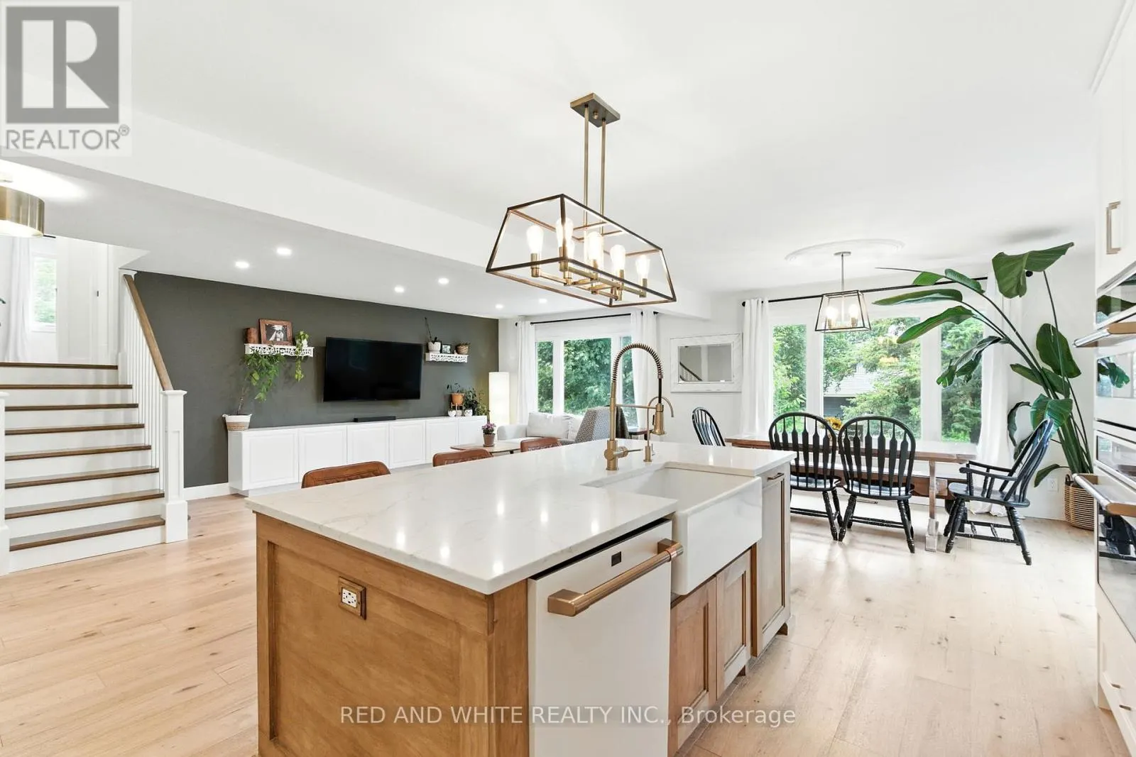 210 NORTHLAKE DRIVE