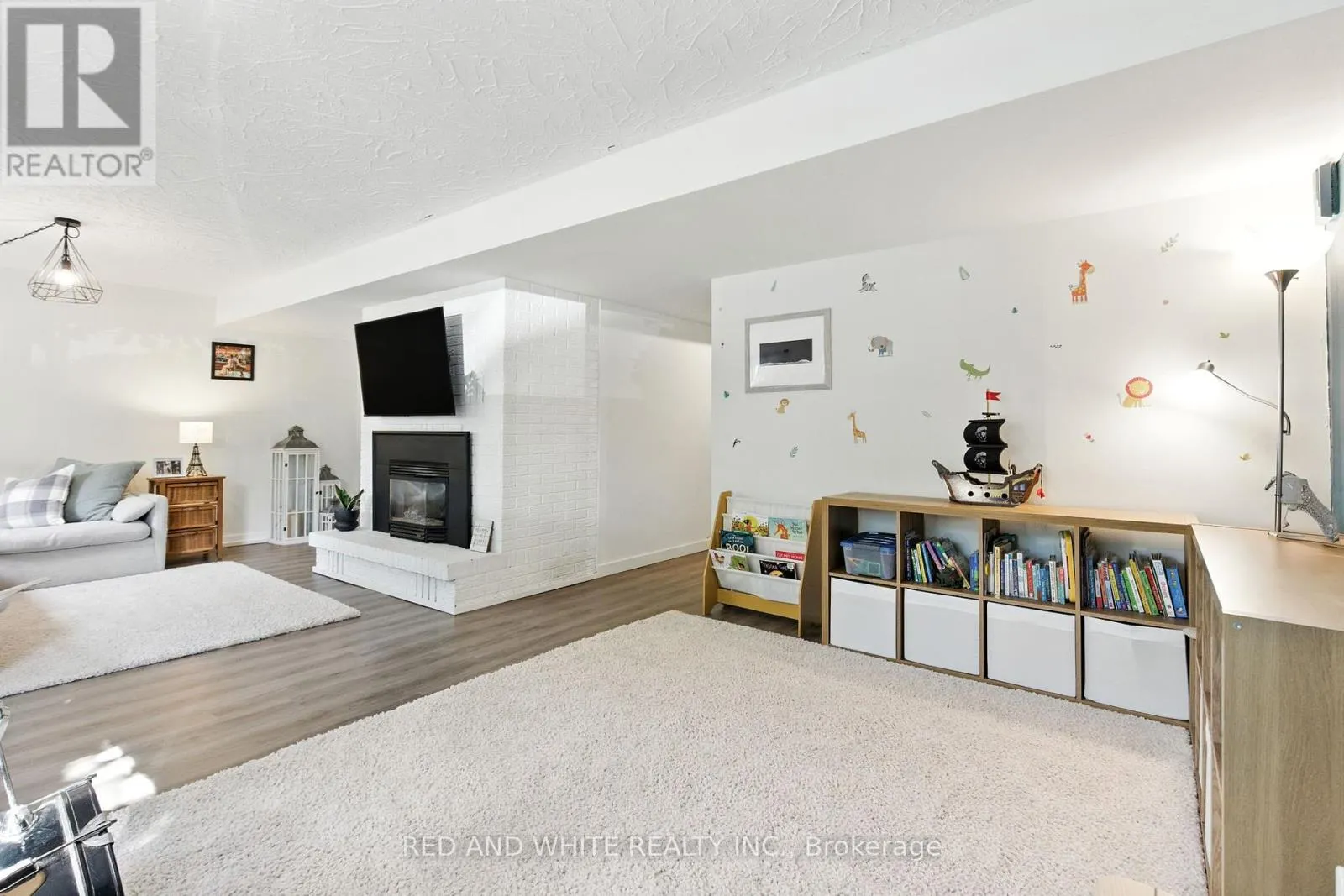 210 NORTHLAKE DRIVE