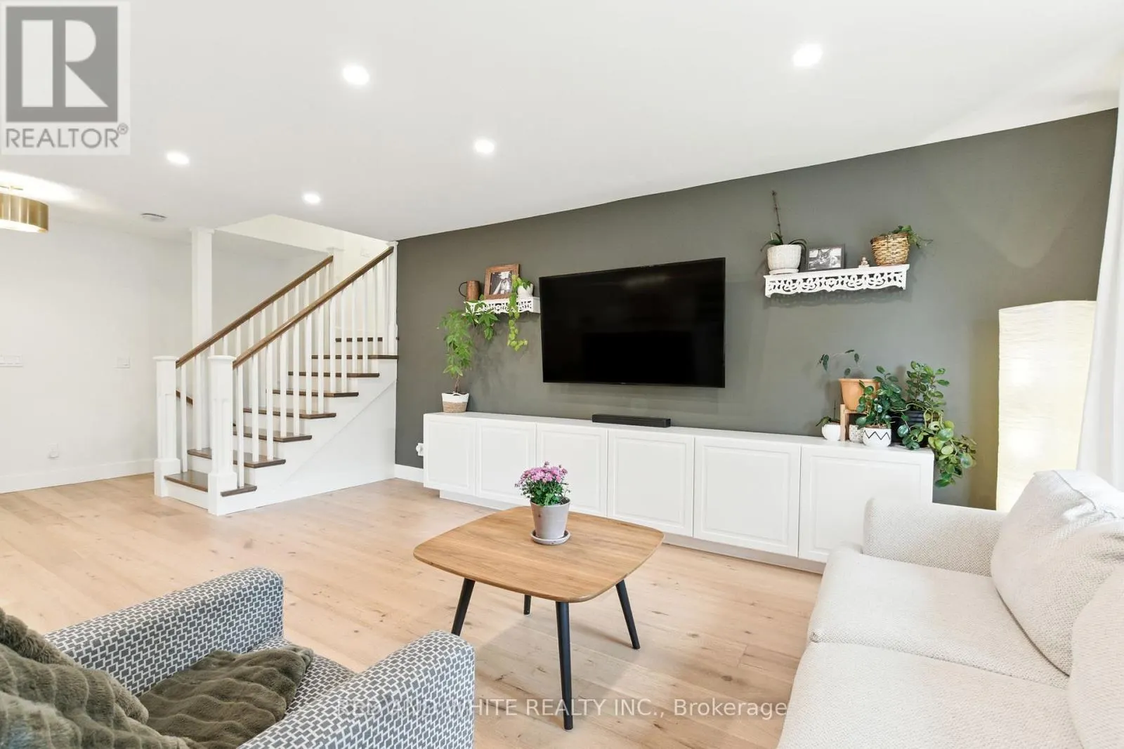 210 NORTHLAKE DRIVE