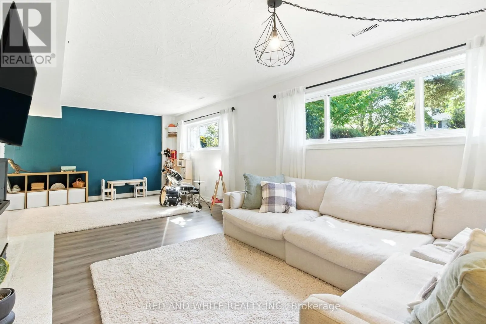 210 NORTHLAKE DRIVE