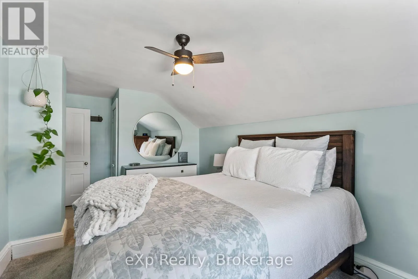 140 KING STREET E