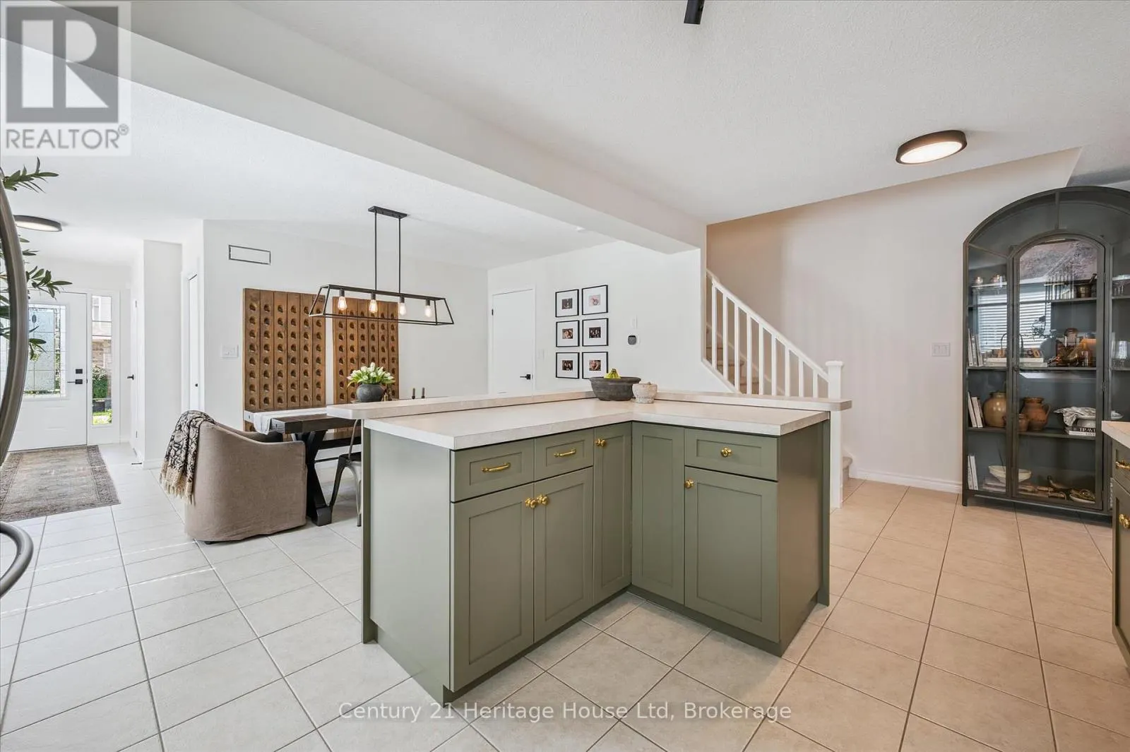 7 - 20 SHACKLETON DRIVE, #7