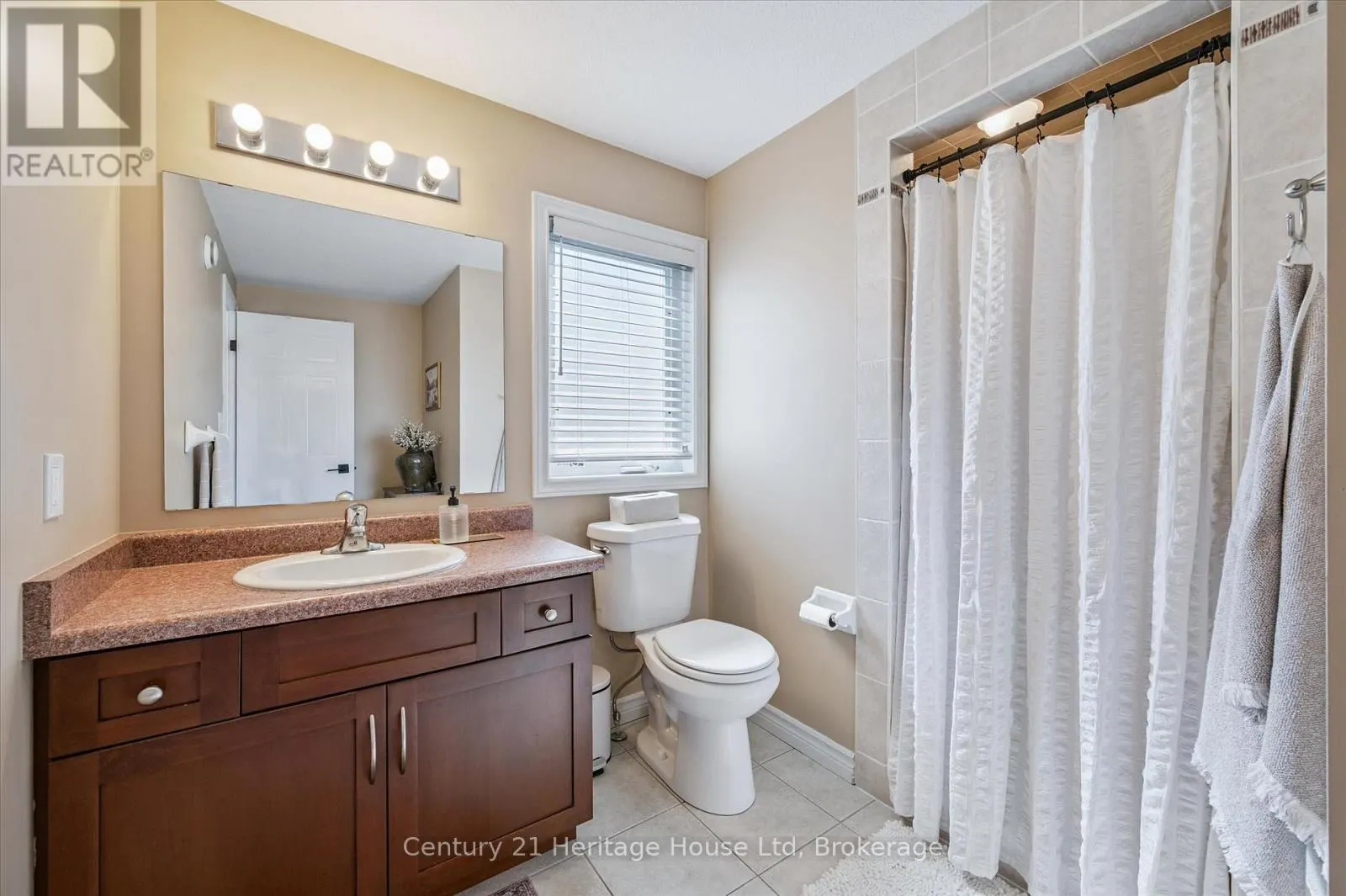 7 - 20 SHACKLETON DRIVE, #7