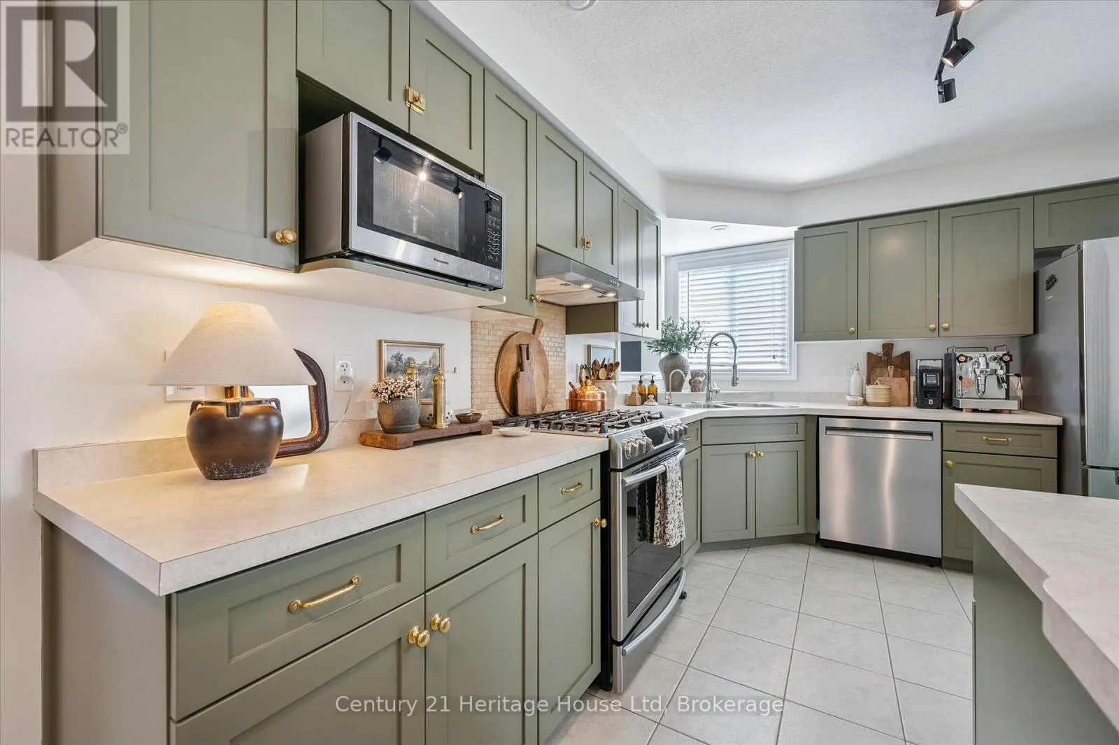 7 - 20 SHACKLETON DRIVE, #7