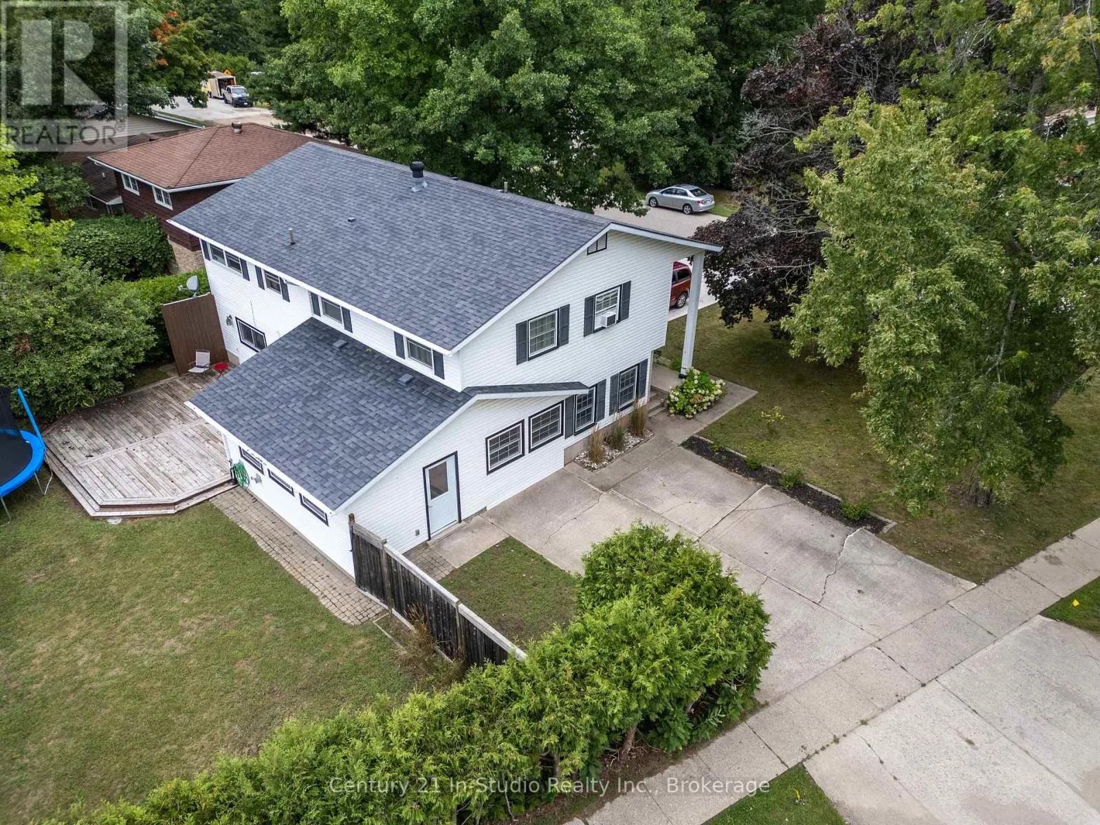 696 CHRISTOPHER DRIVE