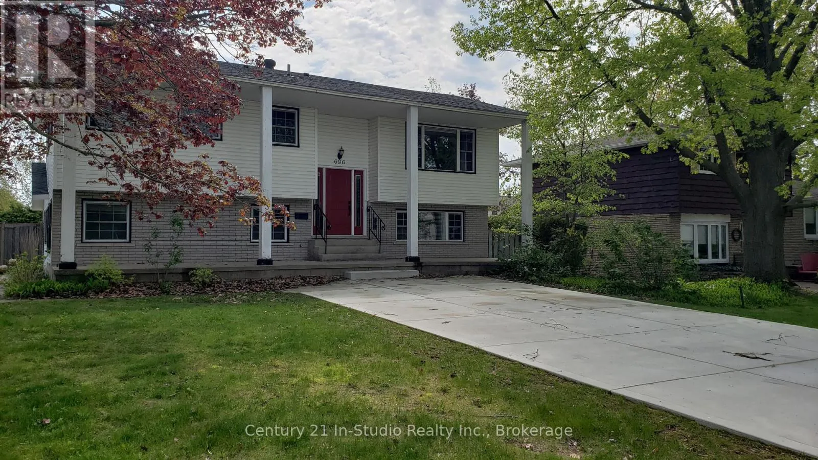 696 CHRISTOPHER DRIVE