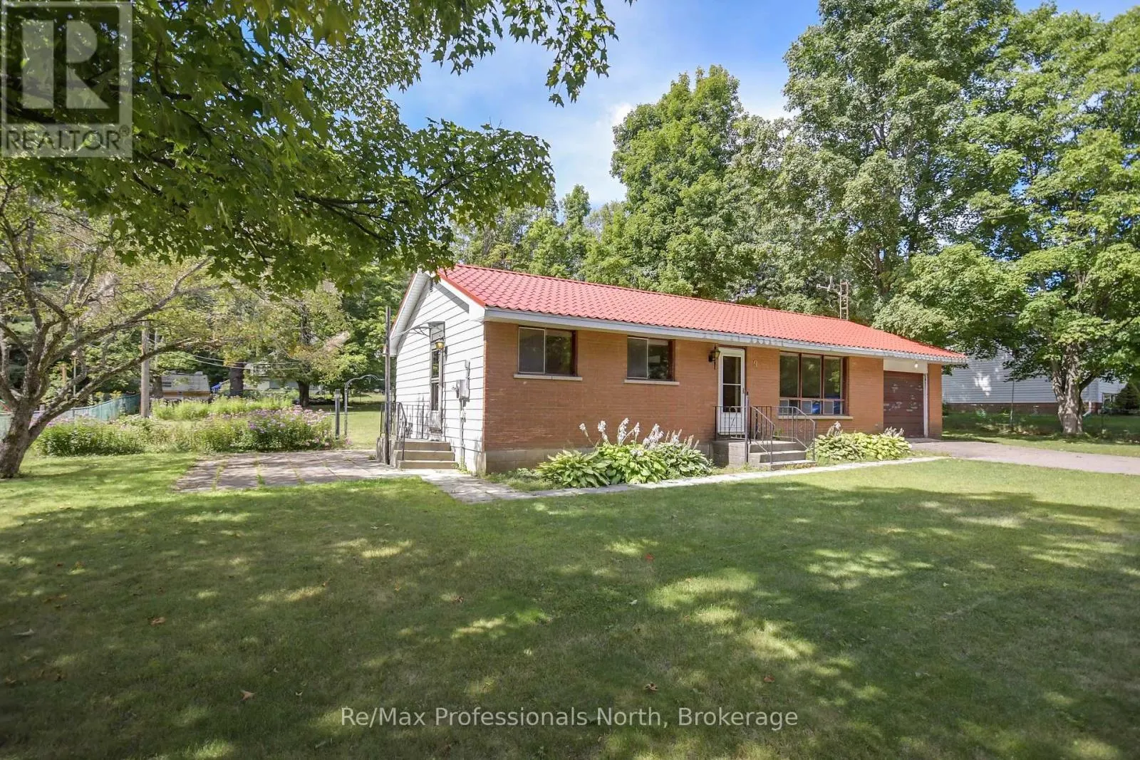 9 MACNAUGHTAN COURT