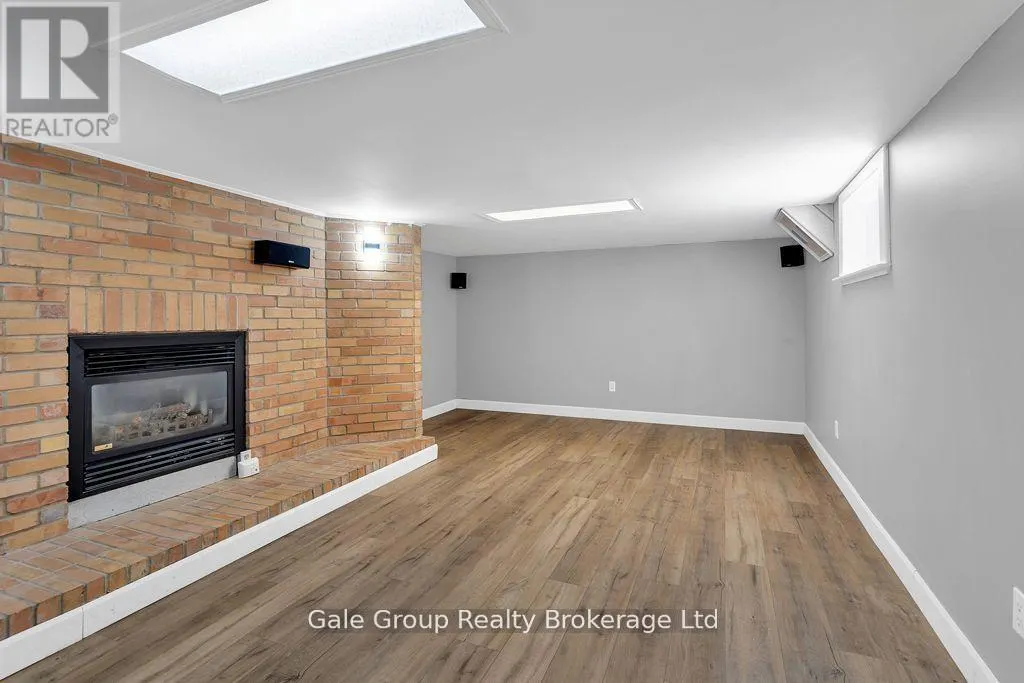 253 JOHN STREET N