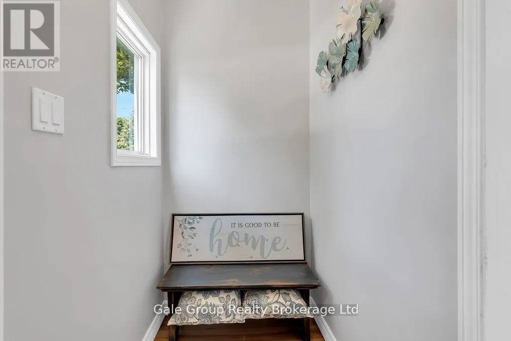 253 JOHN STREET N