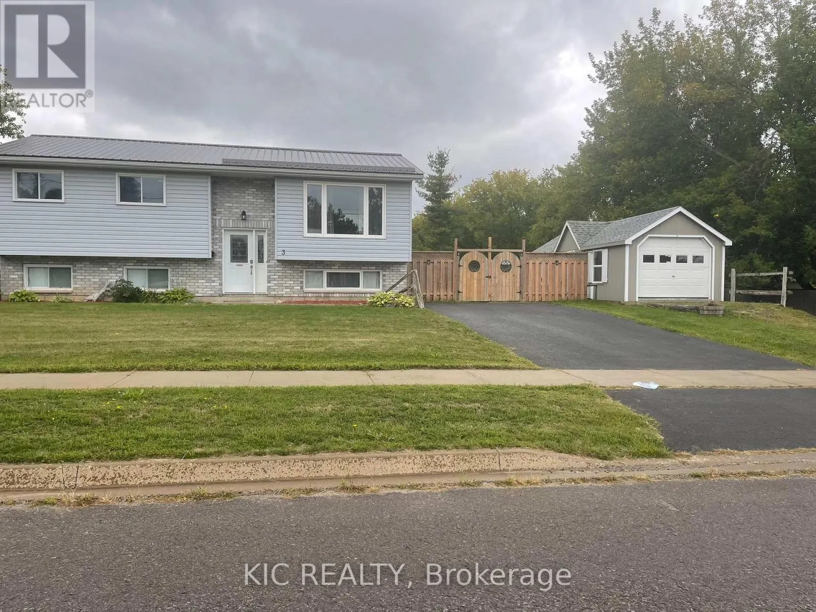 3 CREEKSIDE DRIVE