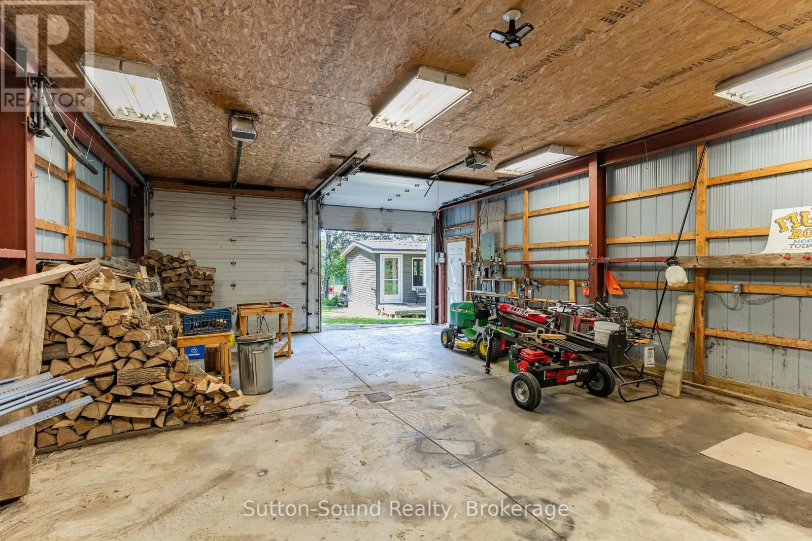 403261 8 SIDE ROAD