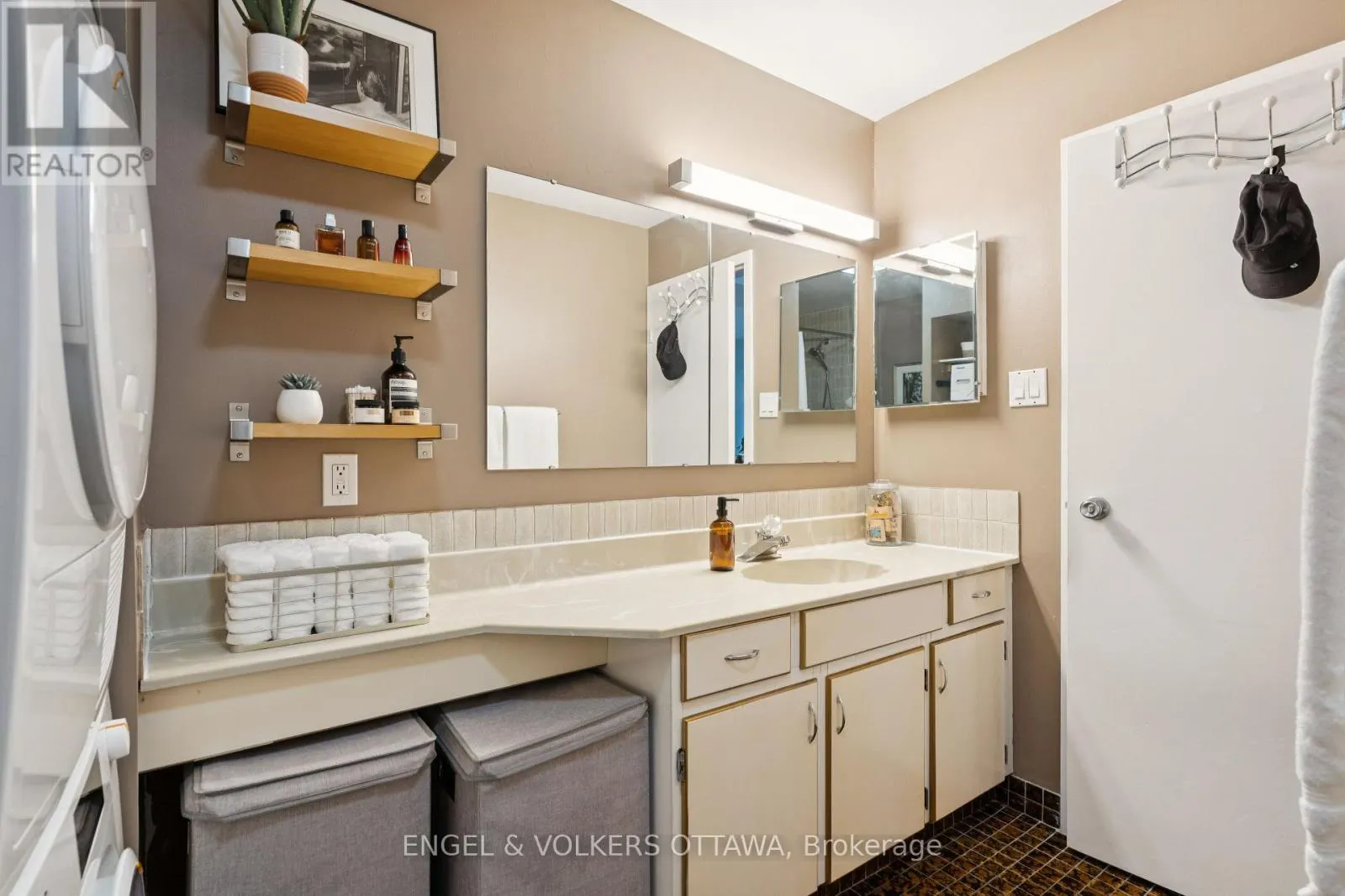 8A - 400 LAURIER AVENUE E