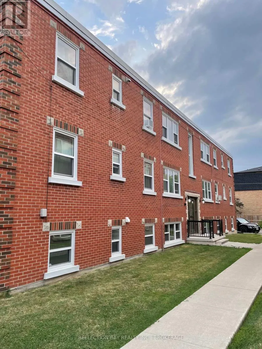 8 - 5 APPLEWOOD AVENUE, #8