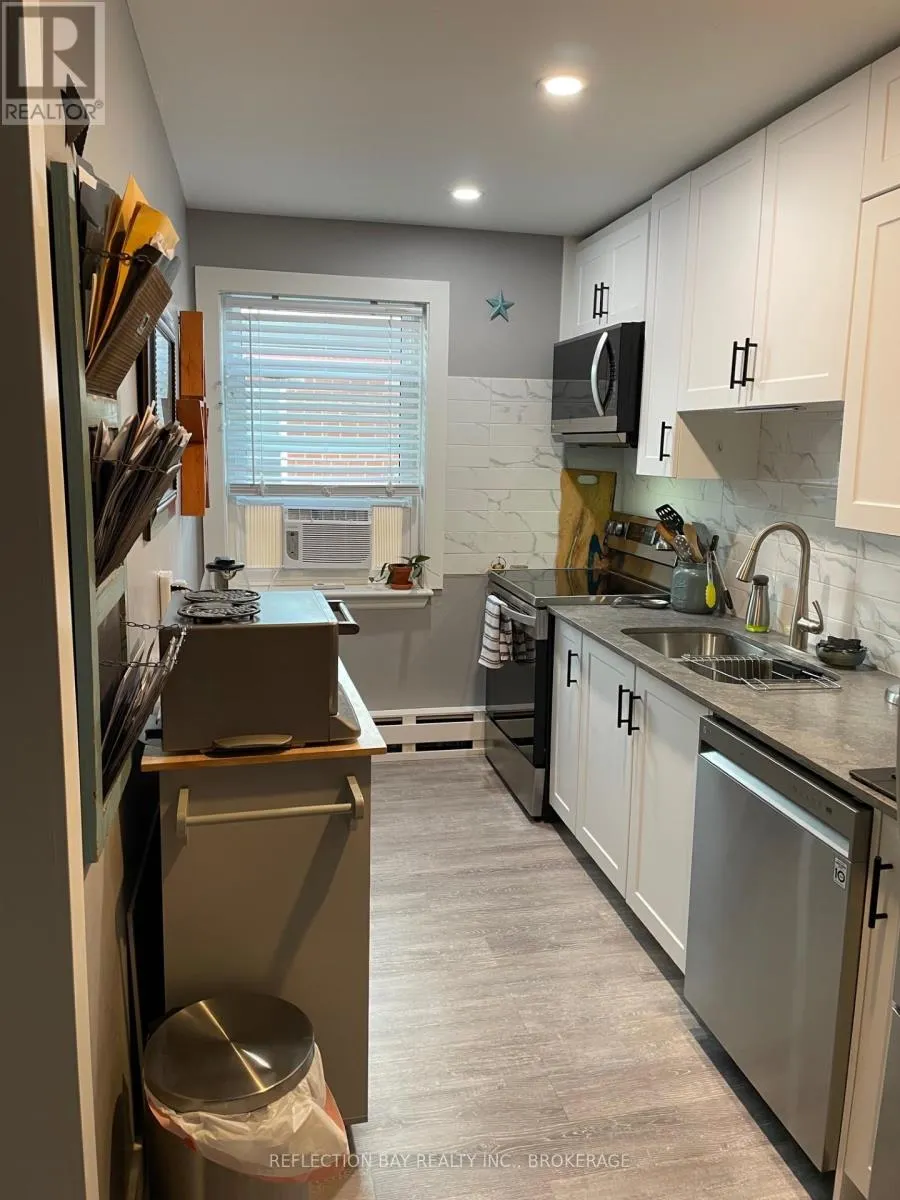 8 - 5 APPLEWOOD AVENUE, #8