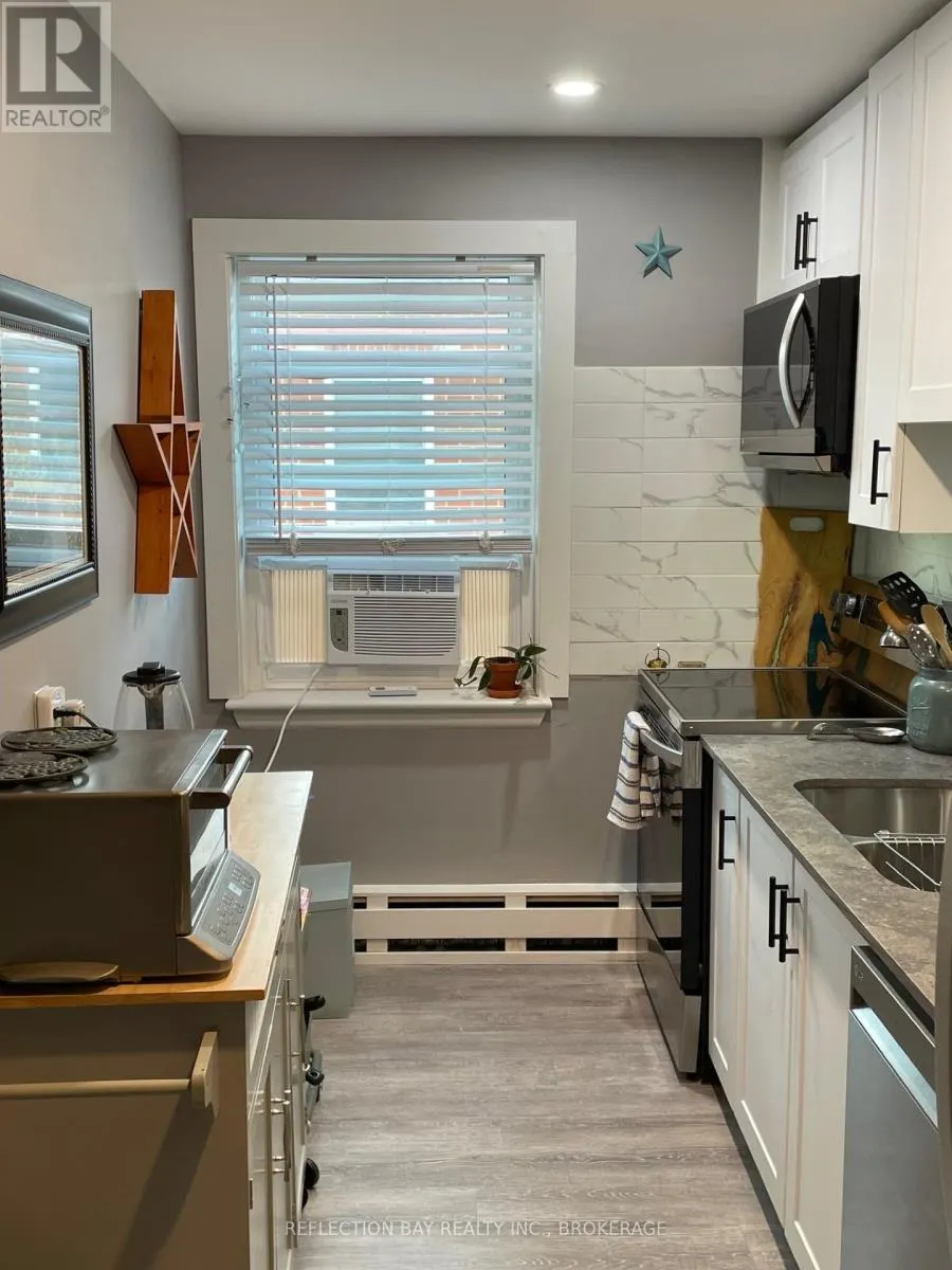 8 - 5 APPLEWOOD AVENUE, #8