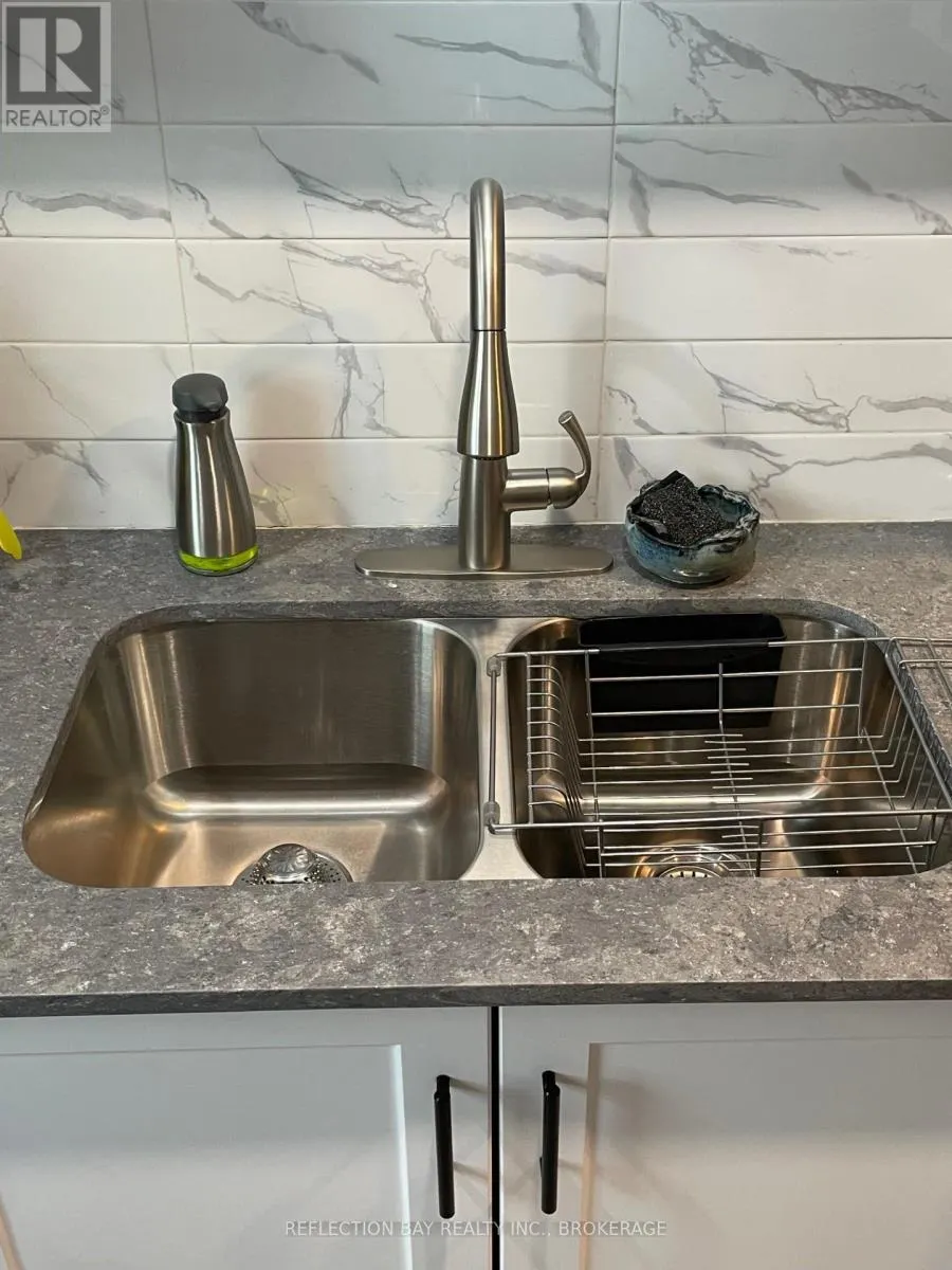 8 - 5 APPLEWOOD AVENUE, #8