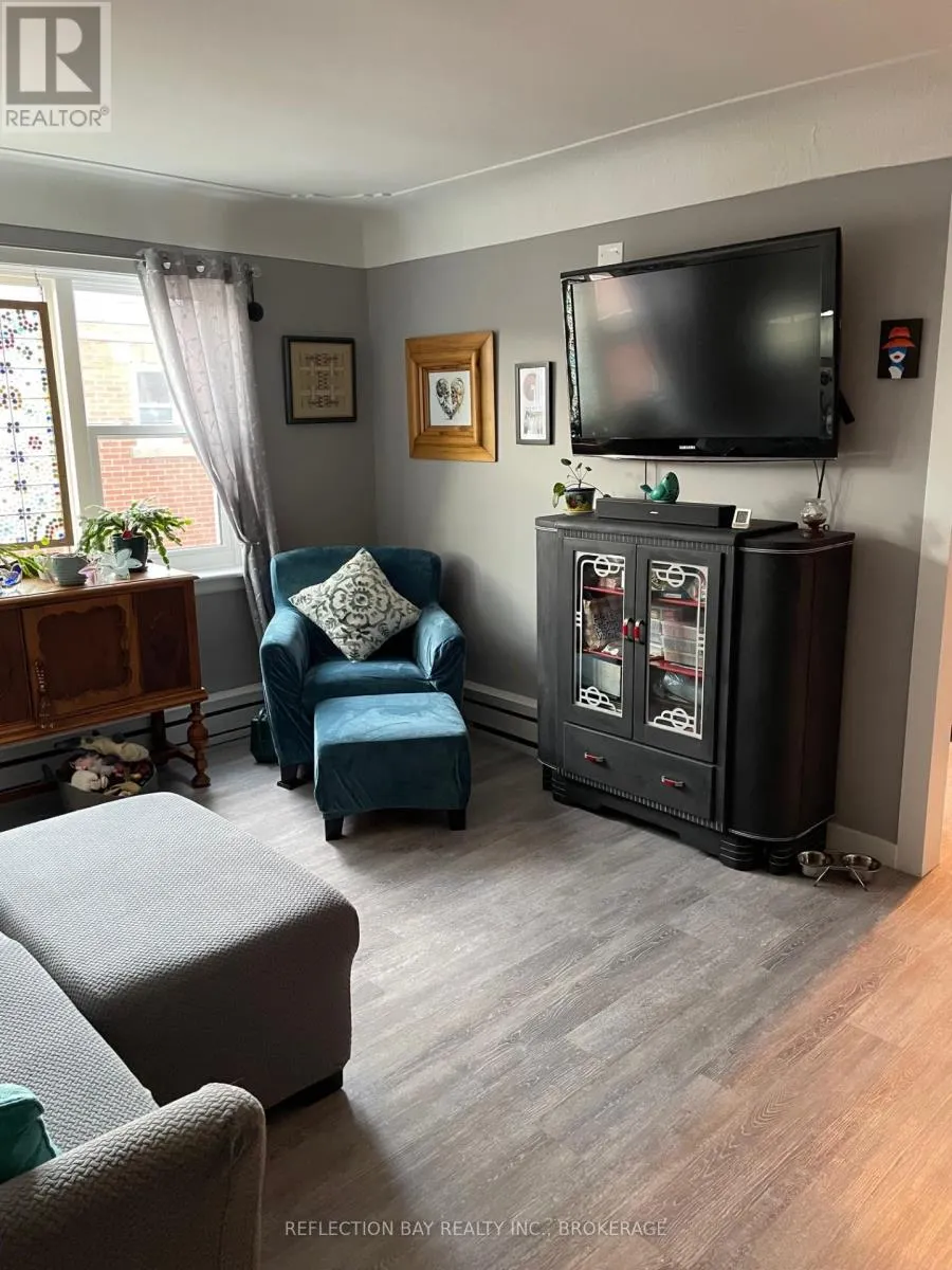 8 - 5 APPLEWOOD AVENUE, #8