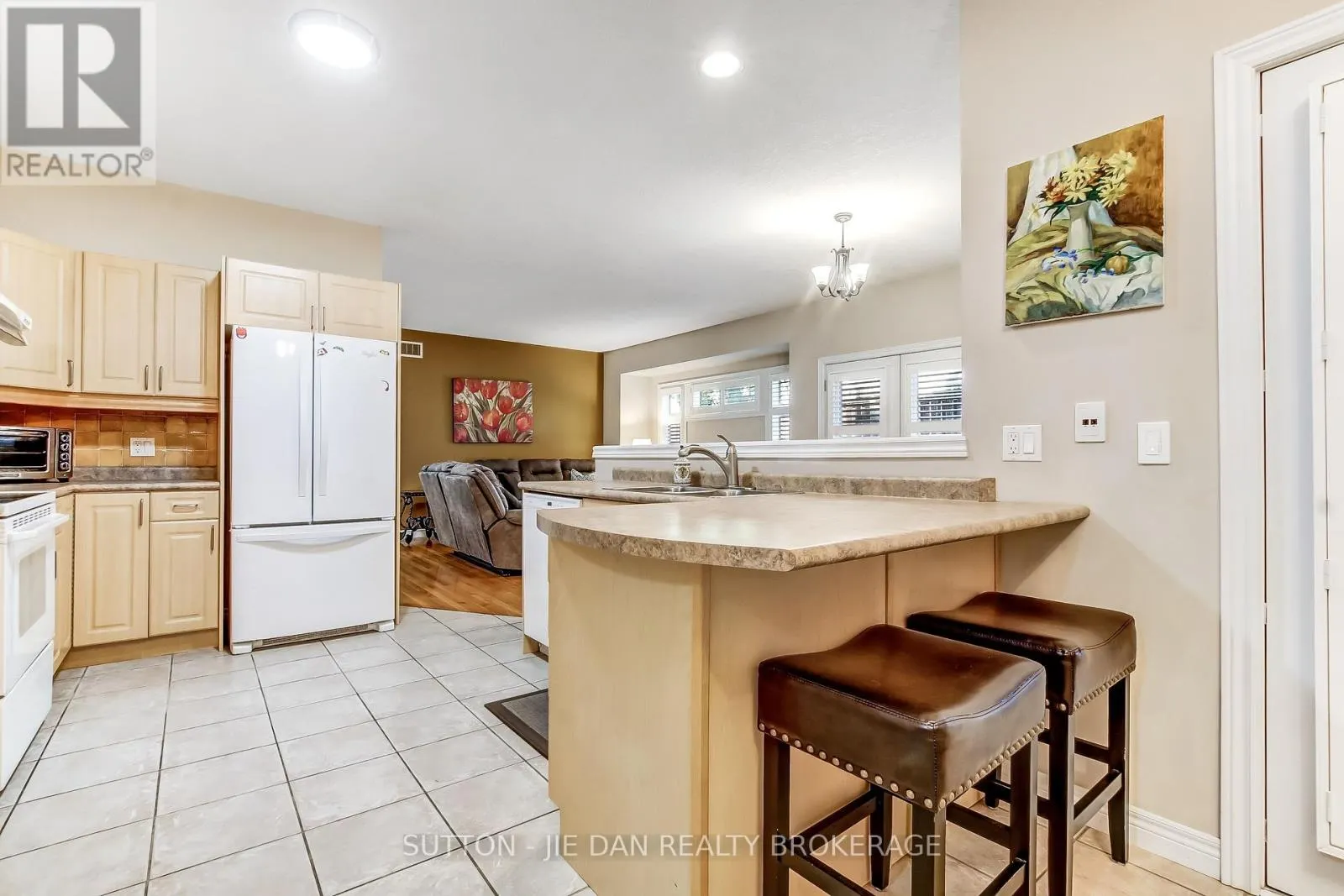 23 - 1574 RICHMOND STREET, #23