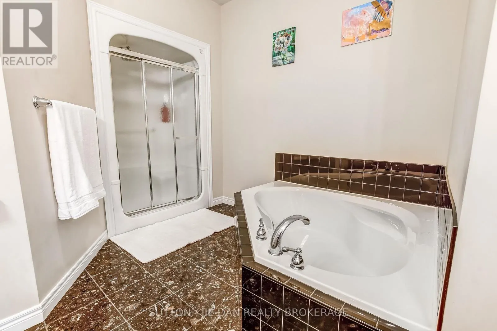 23 - 1574 RICHMOND STREET, #23