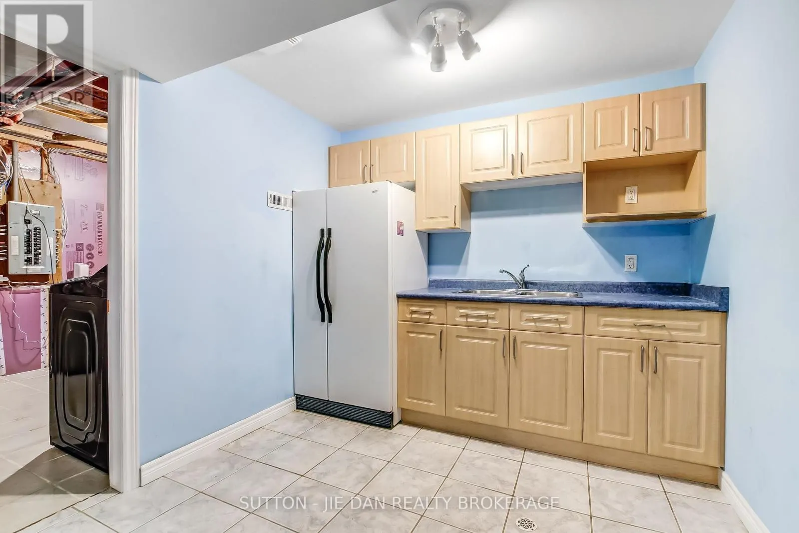 23 - 1574 RICHMOND STREET, #23