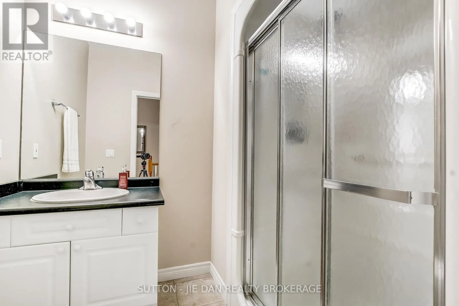 23 - 1574 RICHMOND STREET, #23
