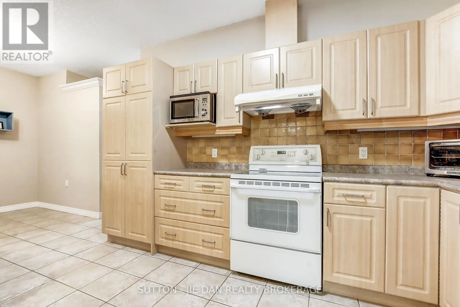 23 - 1574 RICHMOND STREET, #23