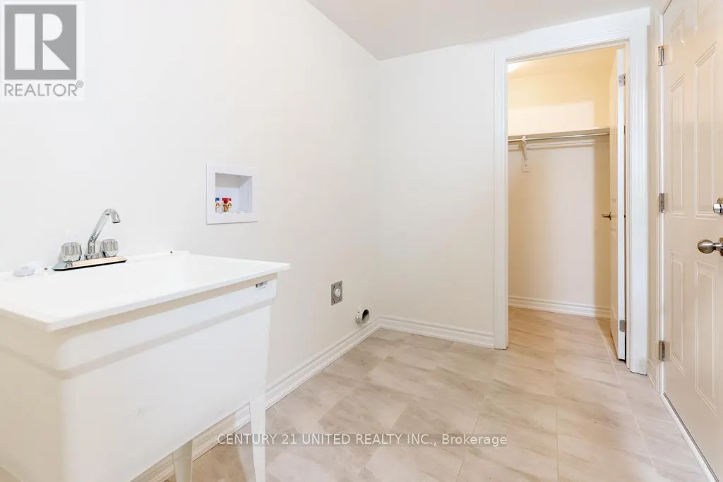 67 HILLCROFT WAY