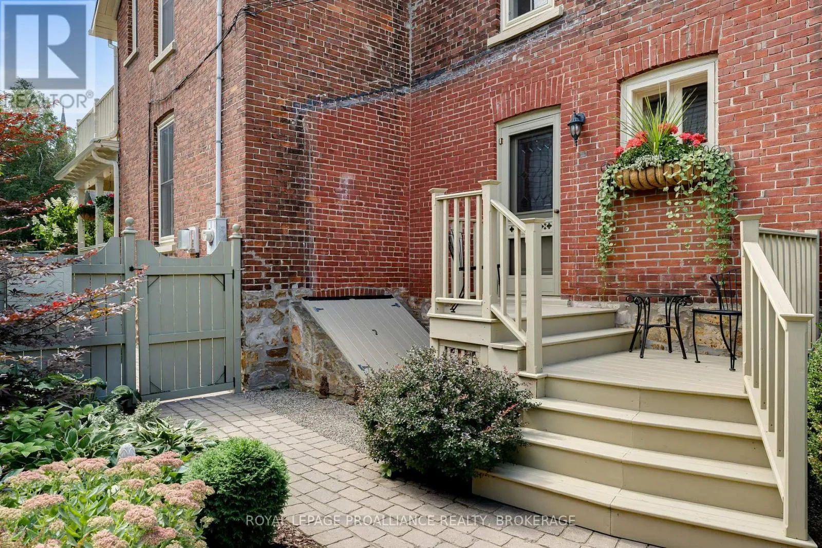114 KING STREET W