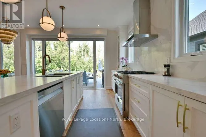 128 SPRINGSIDE CRESCENT