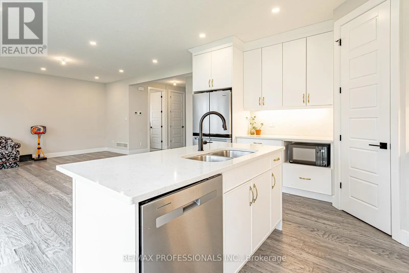 3328 ORIOLE DRIVE