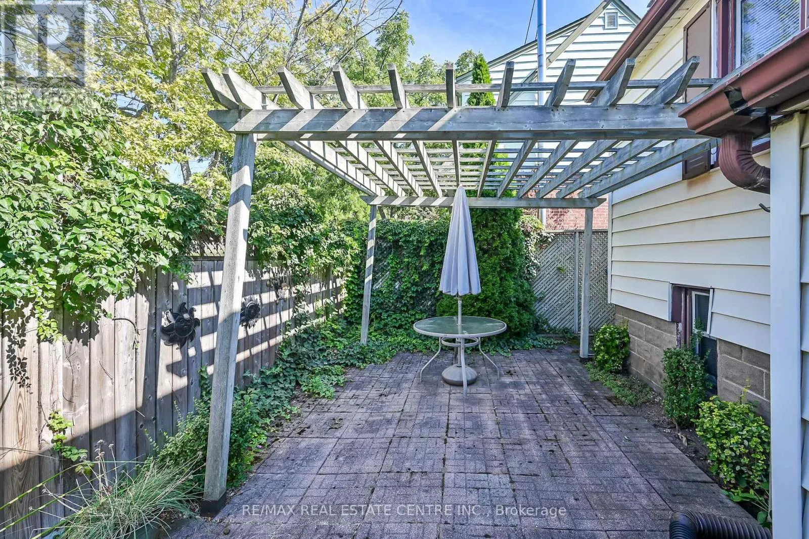 894 GARTH STREET