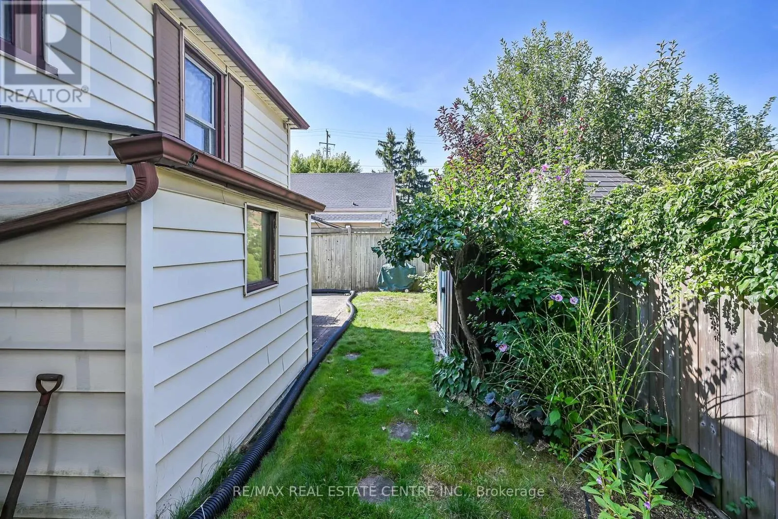894 GARTH STREET