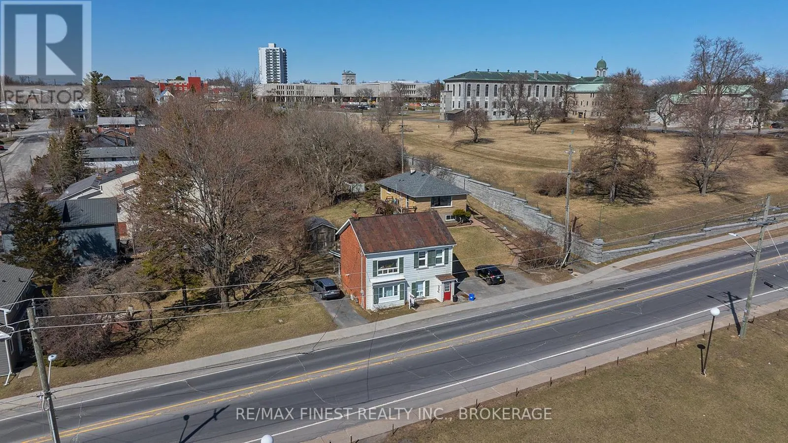 589 KING STREET W
