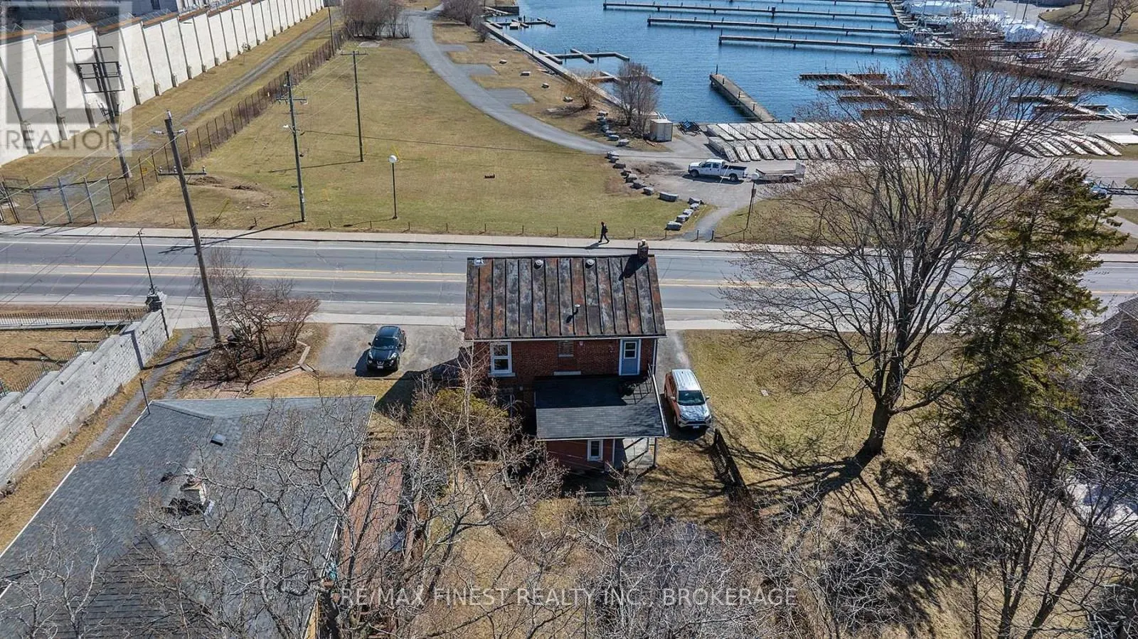 589 KING STREET W