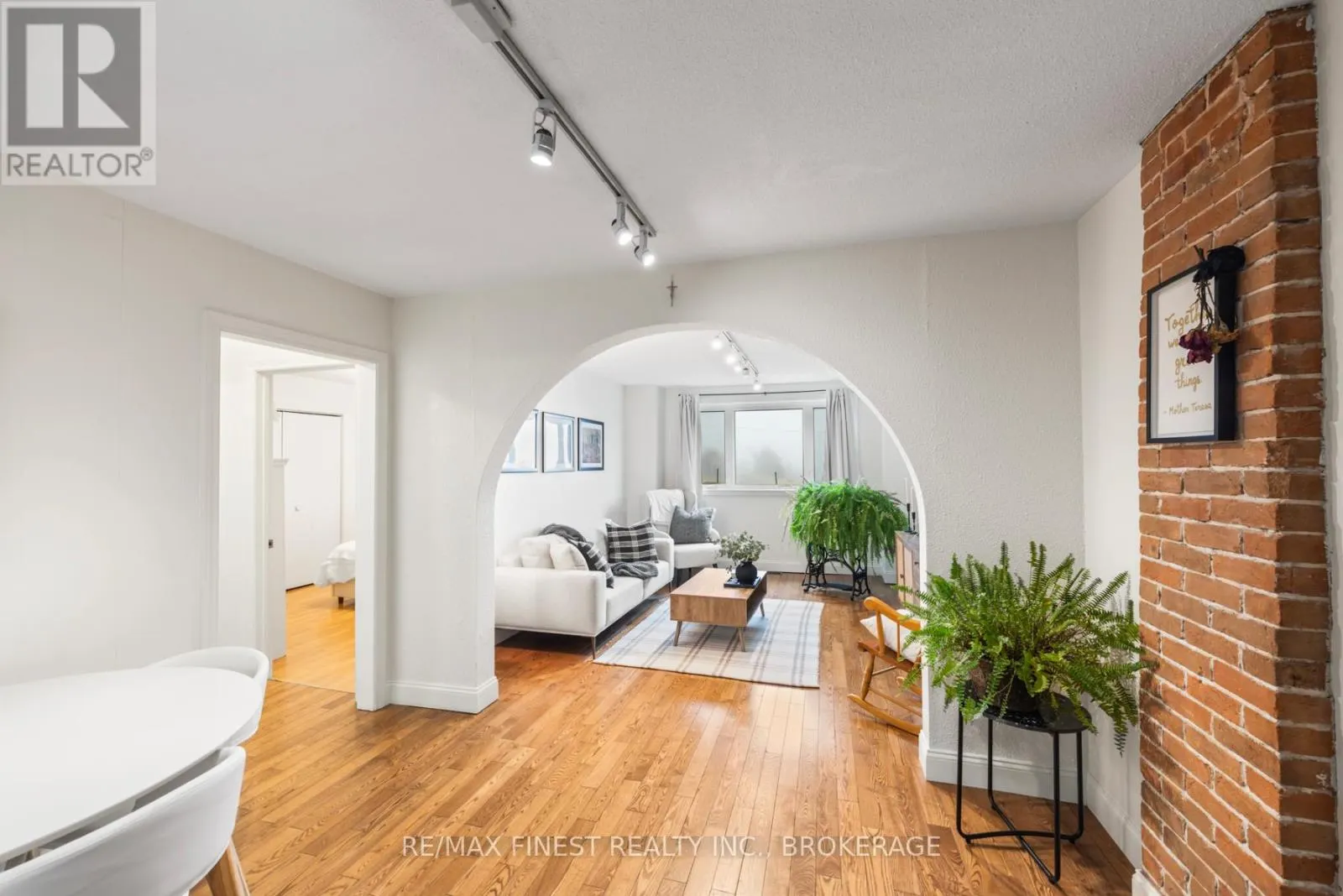 589 KING STREET W