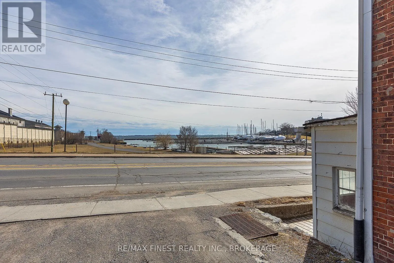 589 KING STREET W