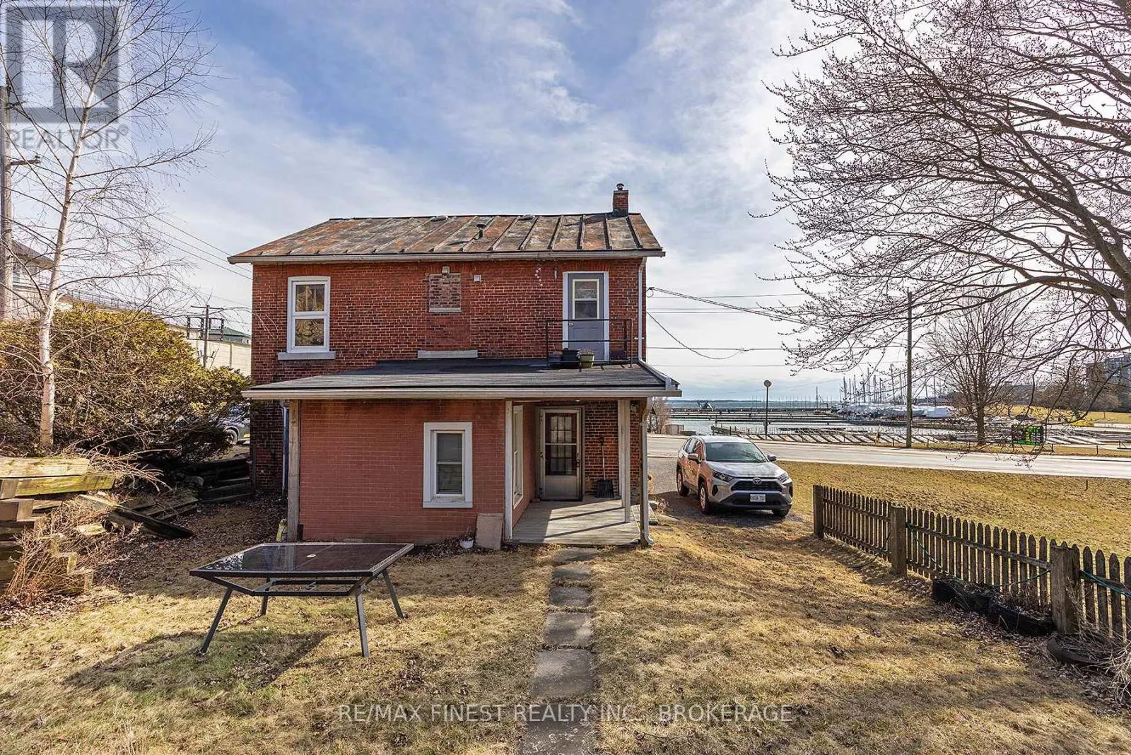 589 KING STREET W