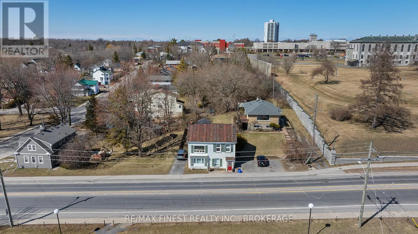 589 KING STREET W