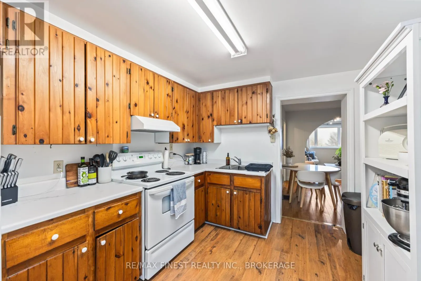 589 KING STREET W