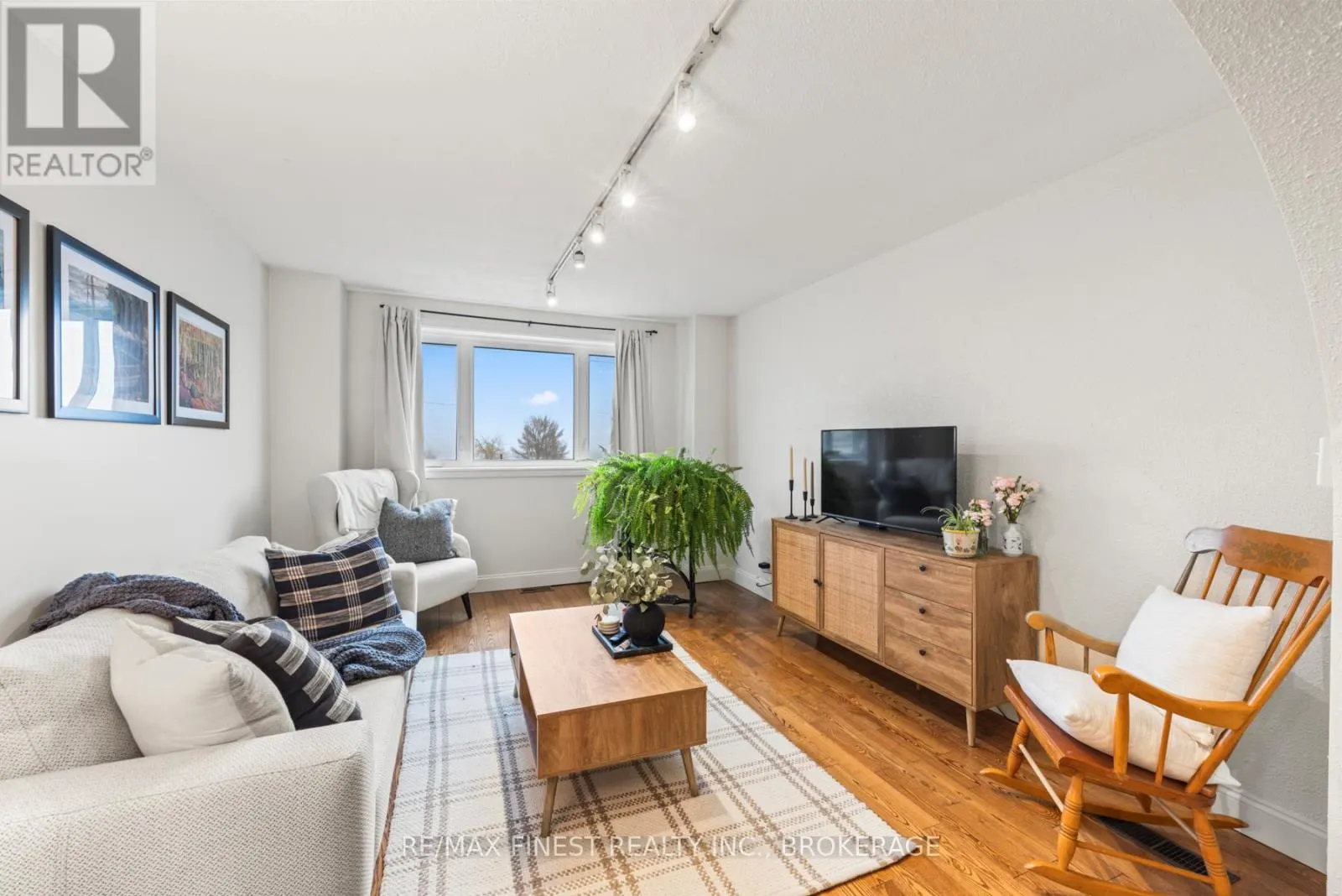 589 KING STREET W
