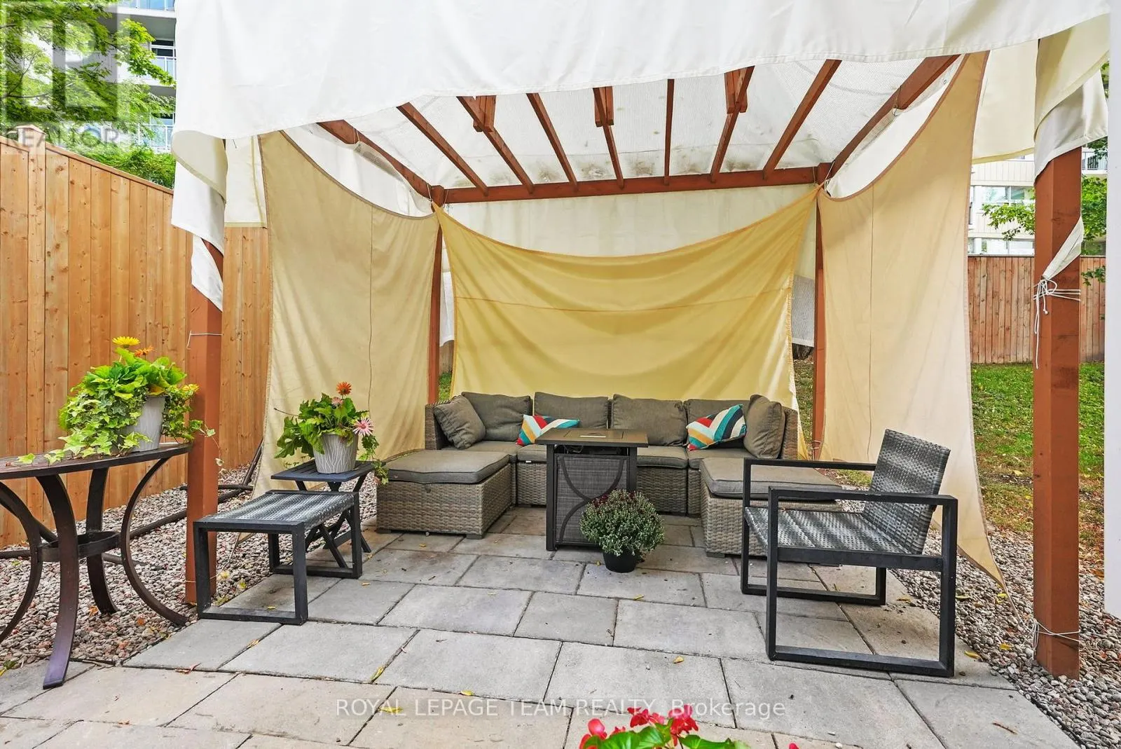 2122 SAUNDERS AVENUE