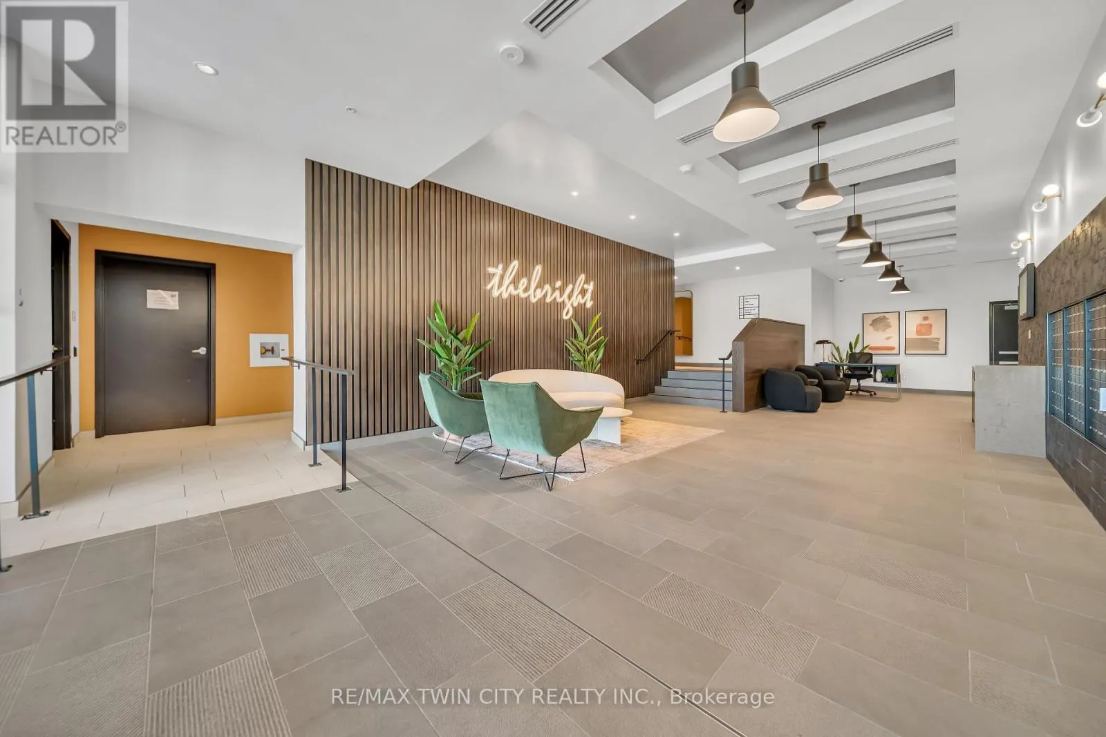 906 - 741 KING STREET W