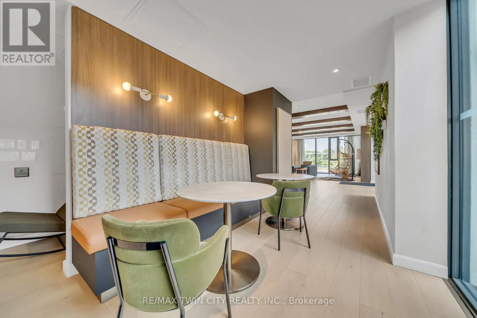 906 - 741 KING STREET W