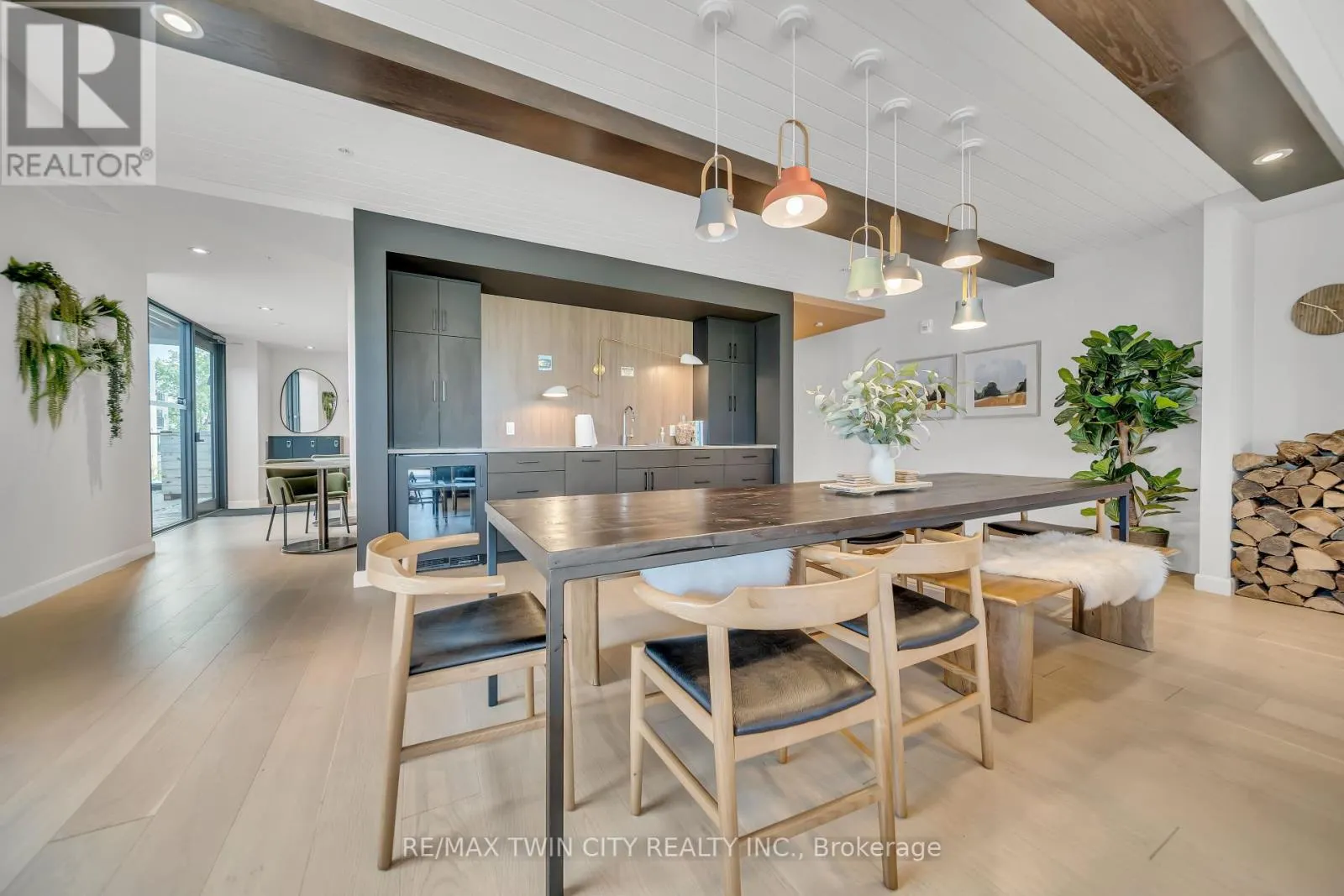 906 - 741 KING STREET W