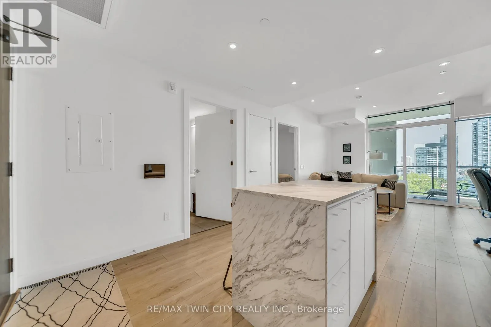 906 - 741 KING STREET W