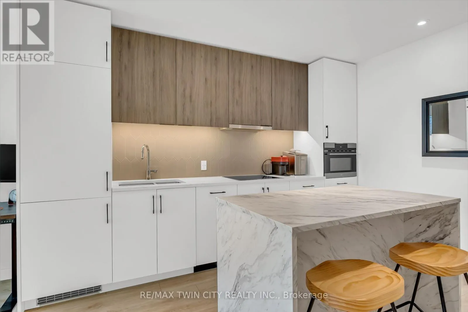 906 - 741 KING STREET W