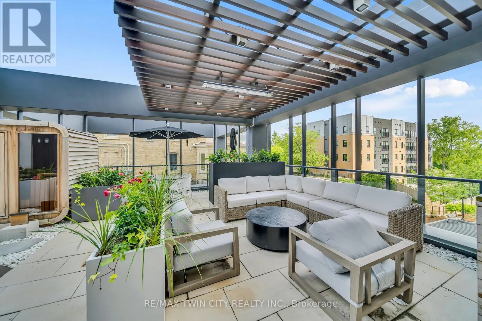 906 - 741 KING STREET W